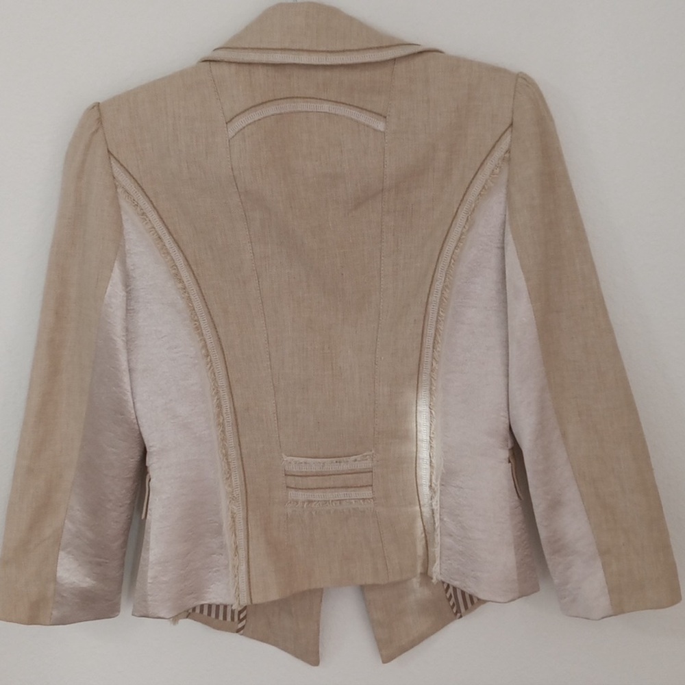 Very nice piece too small for me Tag says 6 this is more like a size 2